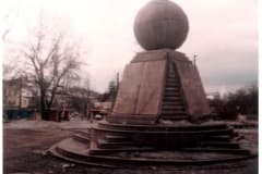Тагильский рабочий 15 февраля 2006 год, 14 февраля 2006 г. изуродовали одну из визитных карточек города – памятник Ленину, стоящему на земном шаре. Фигуру вождя сбросили с постамента и обезглавили.