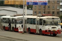 Нижний Тагил, привокзальная площадь, автобусы ЛиАЗ-677, в простонародье "скотина", "скотовоз" потому что ходили в основном битком.автобусы ЛиАЗ-677, в простонародье "скотина", "скотовоз" потому что ходили в основном битком.