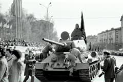 Нижний Тагил, 9 мая 1985 г  40-лет Победе, Танк участвовал в параде впервые, Был снят с постамента УВЗ. Со Знаменем Государственного Комитета Обороны катался по центру города