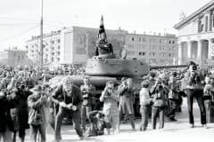 Нижний Тагил, 9 мая 1985 г  40-лет Победе, Танк участвовал в параде впервые, Был снят с постамента УВЗ. Со Знаменем Государственного Комитета Обороны катался по центру города