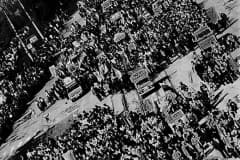 Нижний Тагил, 9 мая 1995 года, Съемка из окна четвертого этажа дома кинотеатра Родина, Демонстрация в День 50-лет Победы. Фото Октябрина и Олег Гачеговы.