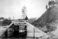 Строительство Висимо-Уткинской узкоколейной железной дороги. Строительство водопропуска через реку. Фото 1893 год.