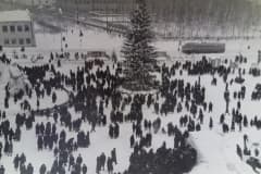 Нижний Тагил. 1 января 1961 г. Очередь на катушку. фотоархив Михаила Петрова.