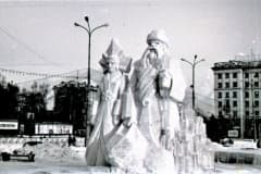 Нижний Тагил, Новогодняя площадь Фото Андрея Пичугина. Инопланетные, угловатые, страшноватые  Дед Мороз и Снегурочка в конце декабря 1988 года.