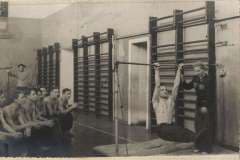 Студенты Нижнетагильского горно-металлургического техникума во время занятий физкультурой. 1940-е гг. (НТГИА. Ф.594.Оп.1.Д.83.Л.9об.ф.72)